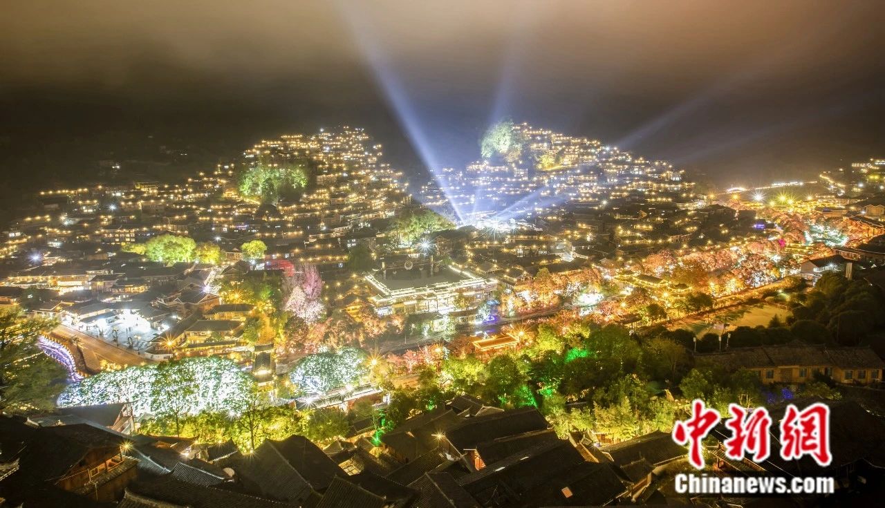 貴州西江千戶苗寨夜景。 唐哲 攝