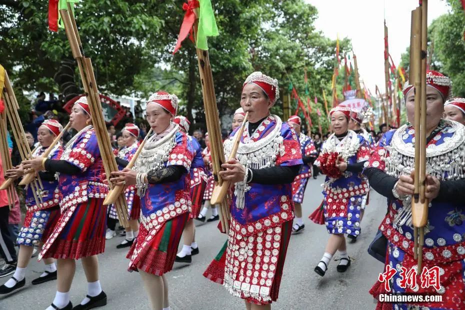 貴州台江:民眾著苗族盛裝巡遊歡度「姊妹節」。中新社記者 瞿宏倫 攝