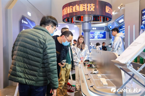 (图为观众正在参观“星际动力舱”格力零部件展区)