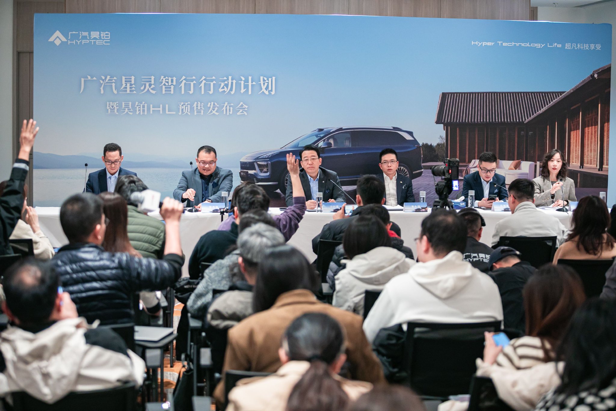 图说:广汽集团高层接受媒体采访