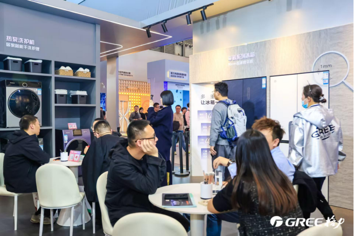 (图为“董明珠健康家”形象店亮相AWE)