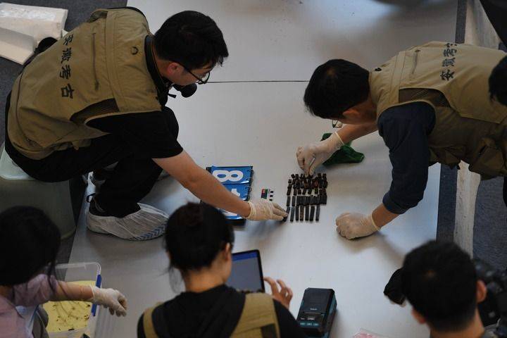 考古人員在安徽淮南武王墩一號墓考古發掘現場清理出土文物(2024年5月20日攝)。新華社記者 張端 攝