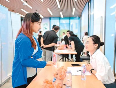 在領英中國面向留學生舉辦的校招活動上,求職者正在向企業諮詢。資料圖片