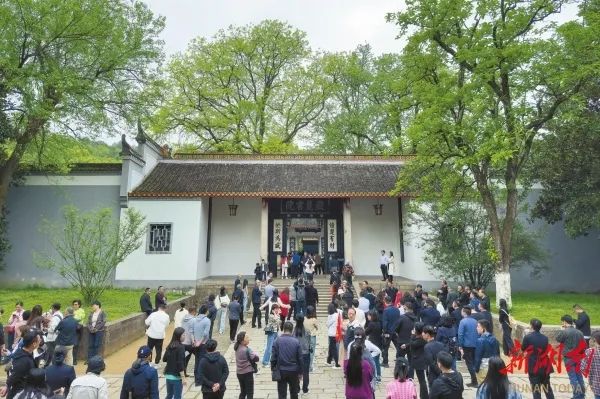 湖南大学岳麓书院游人如织。湖南日报全媒体记者 辜鹏博 摄