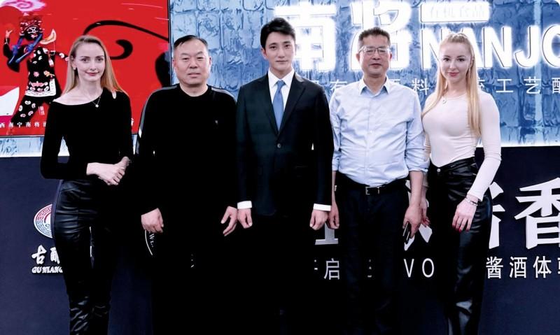 图注：董事长与客户合影