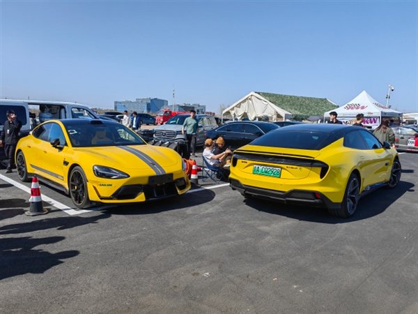 路特斯车主赛道叫板小米SU7 Ultra：开得倍儿猛 下一秒上墙了