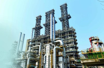 金陵石化高端石墨装置。 通讯员 张兴 南京日报/紫金山新闻记者 徐琦 摄