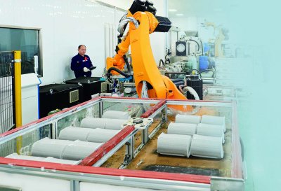 江苏久吾高科技股份有限公司厂房内，工作人员正在加紧测试、生产陶瓷膜产品。 南京日报/紫金山新闻记者 孙中元 摄