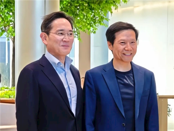 三星李在镕造访小米与雷军合影