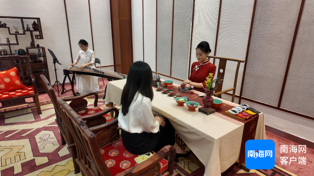 机场在到达厅贵宾通道内设置了用于展示海南特有的产品的专区及非遗展示区。记者 郑光平 摄