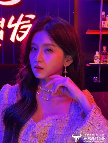 左1,友商无色温传感器旗舰;左2,友商去年面市的原色镜头;