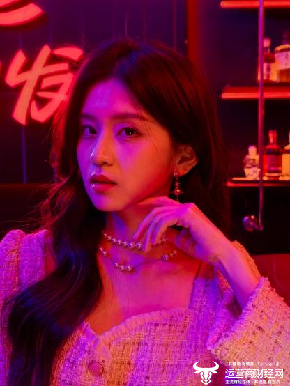 左1,友商无色温传感器旗舰;左2,友商去年面市的原色镜头;