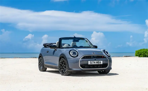 燃油敞篷小钢炮！MINI COOPER JCW Cabrio首次进入国内市场