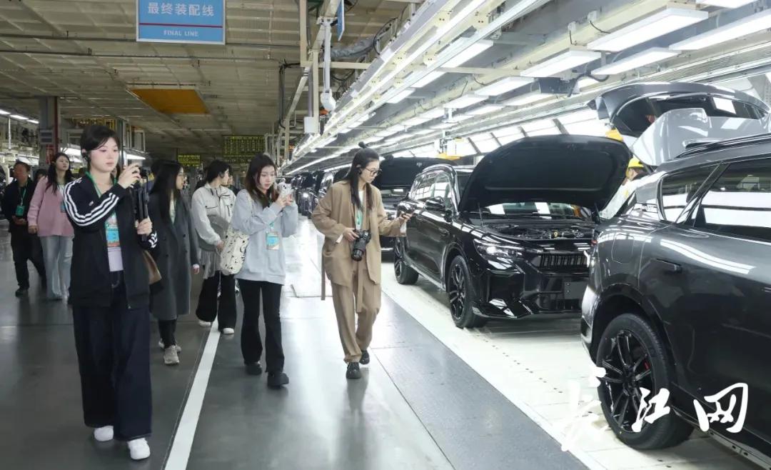 　　全国大学生社会实践团在岚图汽车总装车间了解武汉汽车“智”造。王筝摄