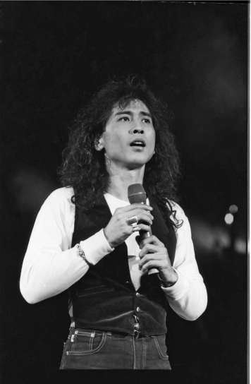 　　上世纪90年代，众多当红港台歌星纷纷来到北京举办演唱会。图为香港歌星刘德华、台湾歌星齐秦正在演唱。 翟伟摄