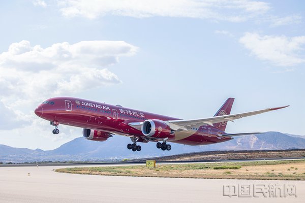 吉祥航空787梦想客机由雅典机场起飞(吉祥航空供图)