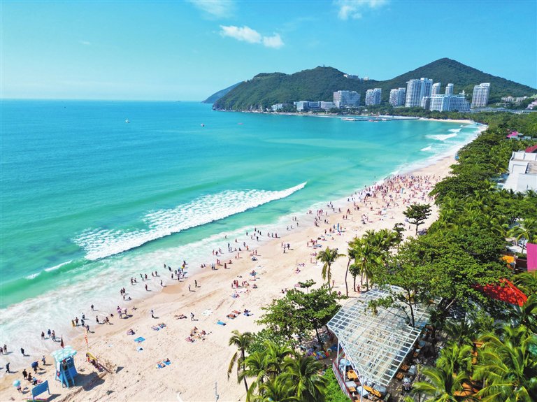 在美景如画的大东海人潮涌动。李学仕 摄