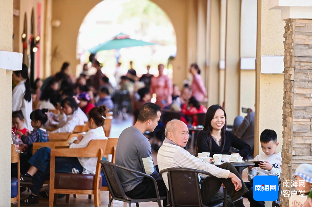 市民游客在澄迈县福山咖啡文化风情镇旅游区品尝咖啡。海南省旅文厅供图