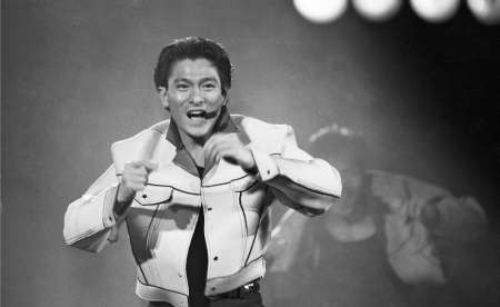 　　上世纪90年代，众多当红港台歌星纷纷来到北京举办演唱会。图为香港歌星刘德华、台湾歌星齐秦正在演唱。 翟伟摄