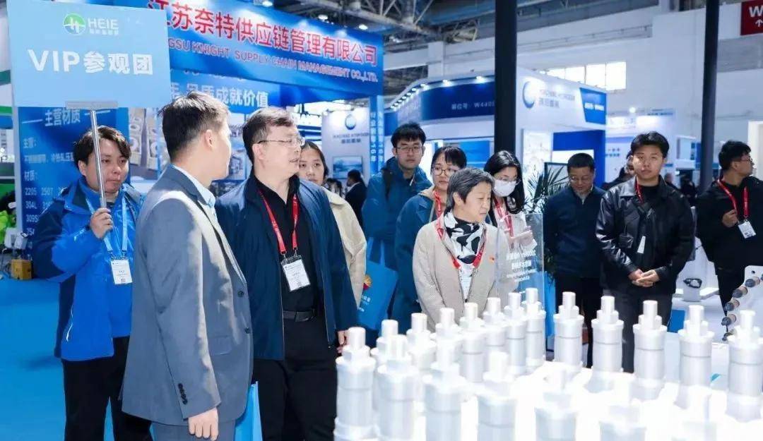 (专业参观团在HEIE国际氢能展的现场)