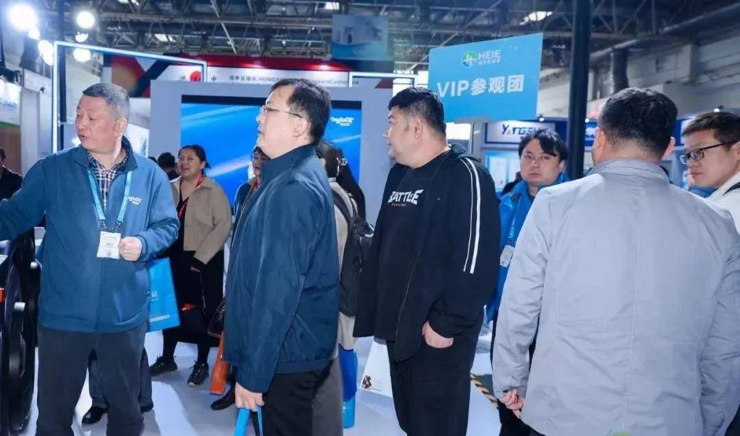 (专业参观团在HEIE国际氢能展的现场)