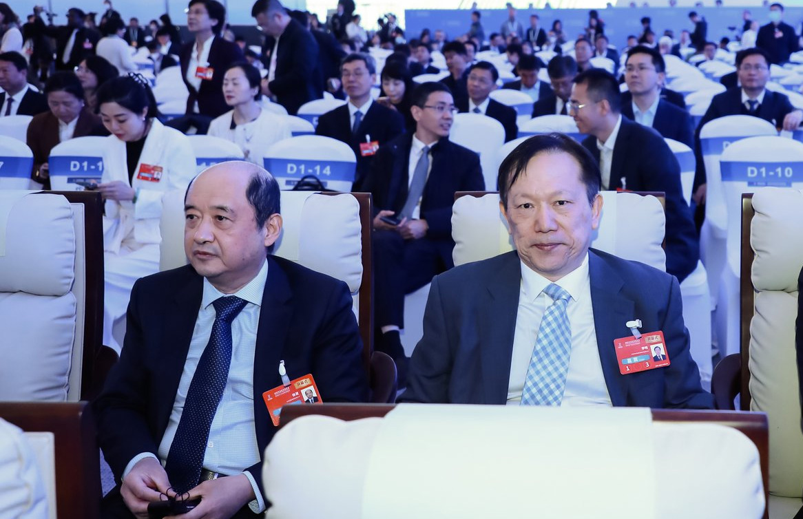 探路者集团董事长李明（右）参加论坛开幕式