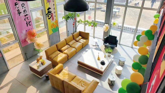 ● 农场中央的建筑楼一楼。图源:受访者供图