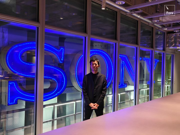 ▲ 索尼公园项目负责人永野大辅,他身后就是原索尼大楼楼顶的霓虹灯 logo
