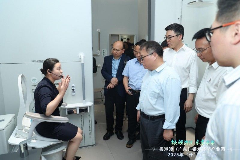 到访嘉宾参观箭牌家居集团展厅