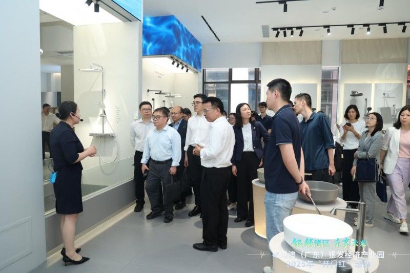到访嘉宾参观箭牌家居集团展厅