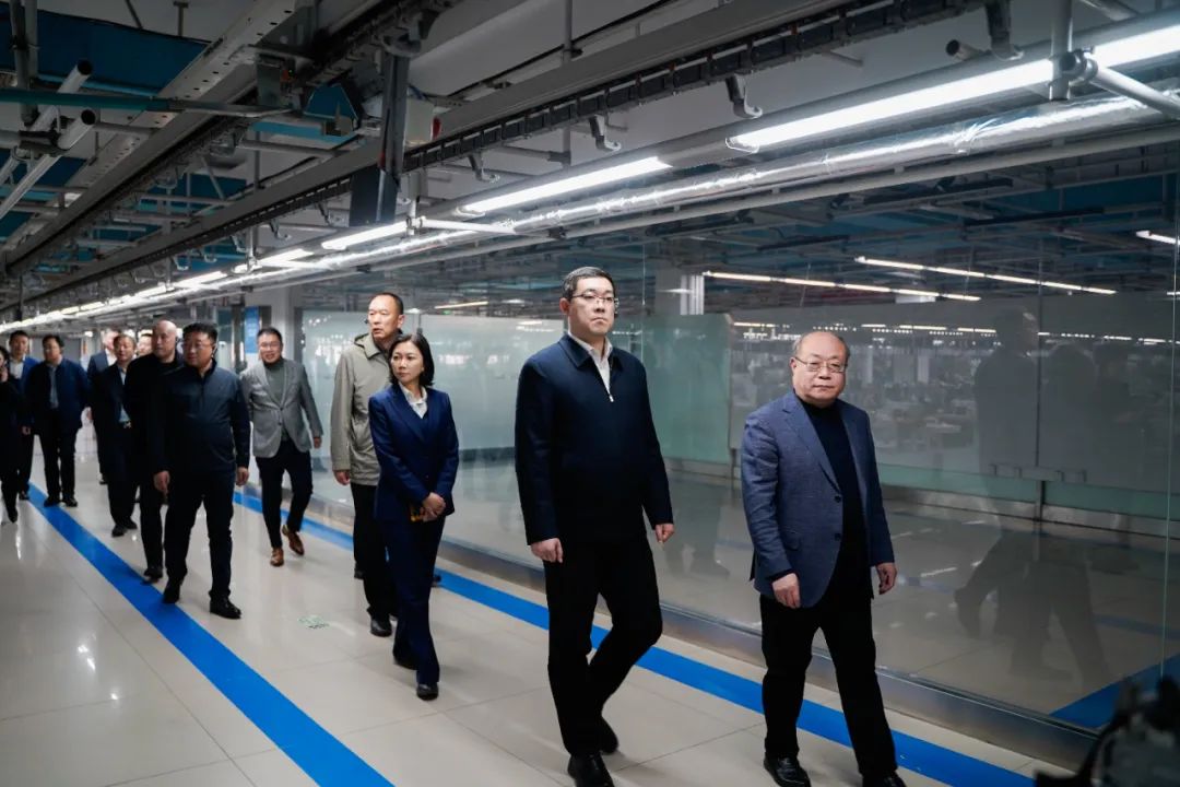 宁安市企业家代表团一行参观酷特智能数智化工厂
