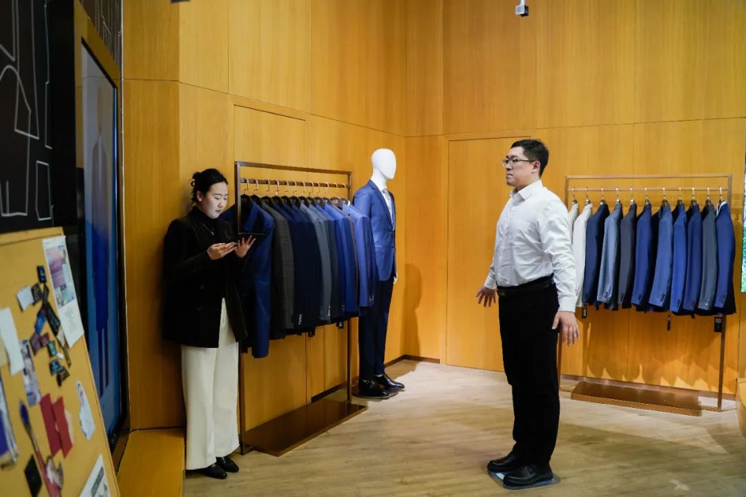 宁安市企业家代表团一行参观酷特智能个性化定制体验中心