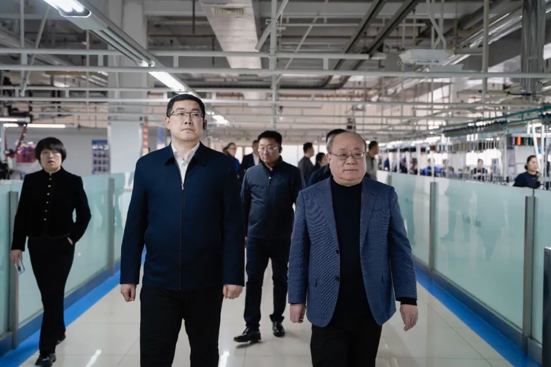 宁安市企业家代表团一行参观酷特智能数智化工厂