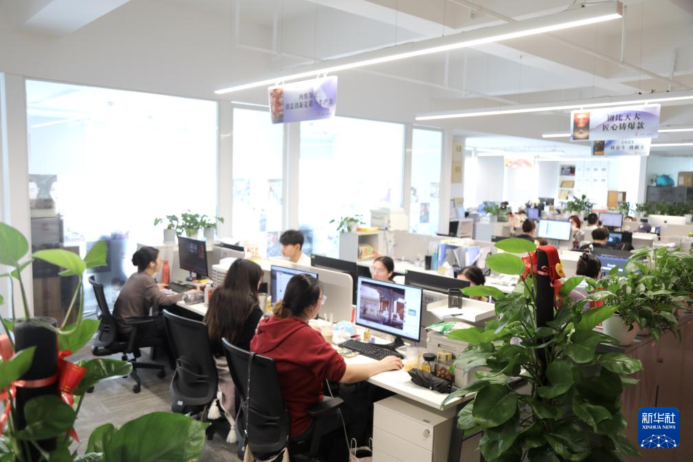 2025年3月26日,工作人员在位于杭州市西湖区的华策中心办公。新华社发(受访者供图)