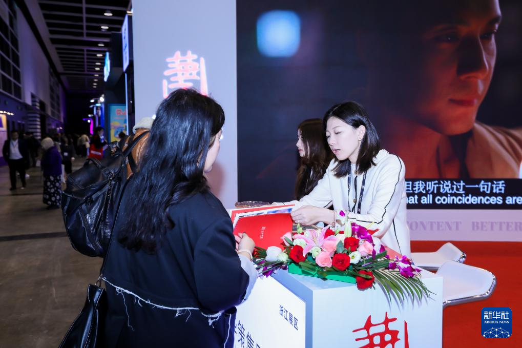 2025年3月17日,香港国际影视展上的华策展台的工作人员在推介项目。新华社发(受访者供图)