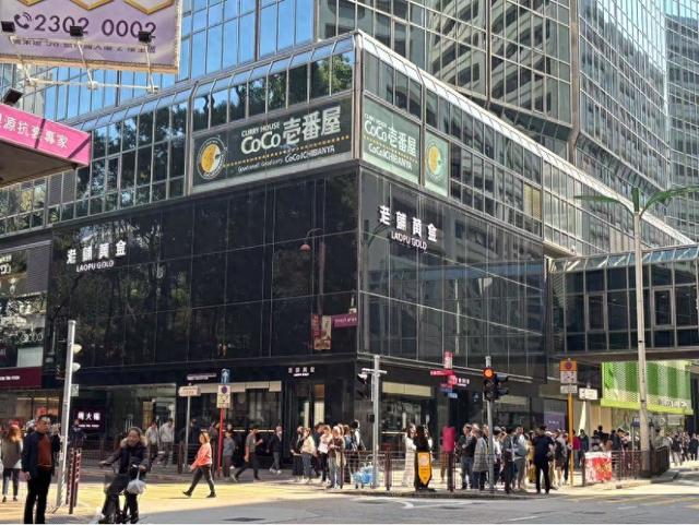 (香港的老铺黄金门店 实习生蒋习摄)