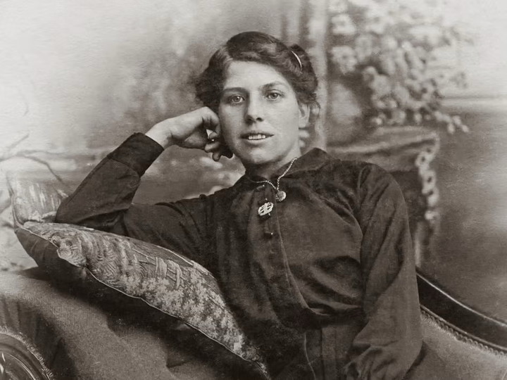 ▲ 早期的人像摄影,需要一个足够舒适的姿势,才能长时间地保持动作