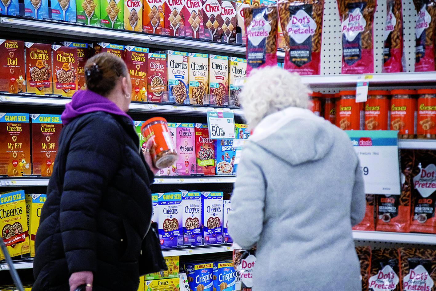 顾客在美国纽约市一家超市选购杂货