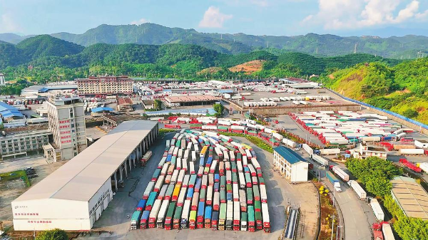 车辆在河口口岸北山国际货场等待出关。