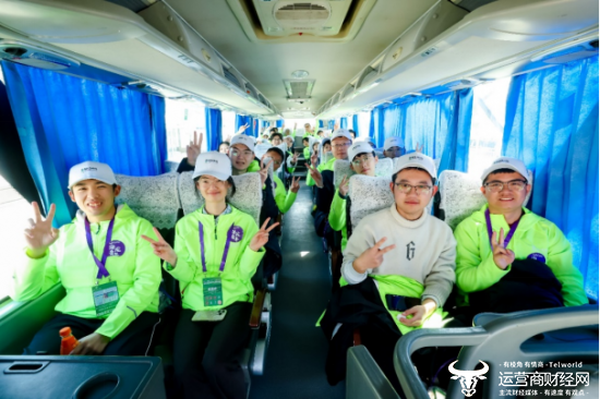 图为:滴滴保障大巴服务赛事志愿者