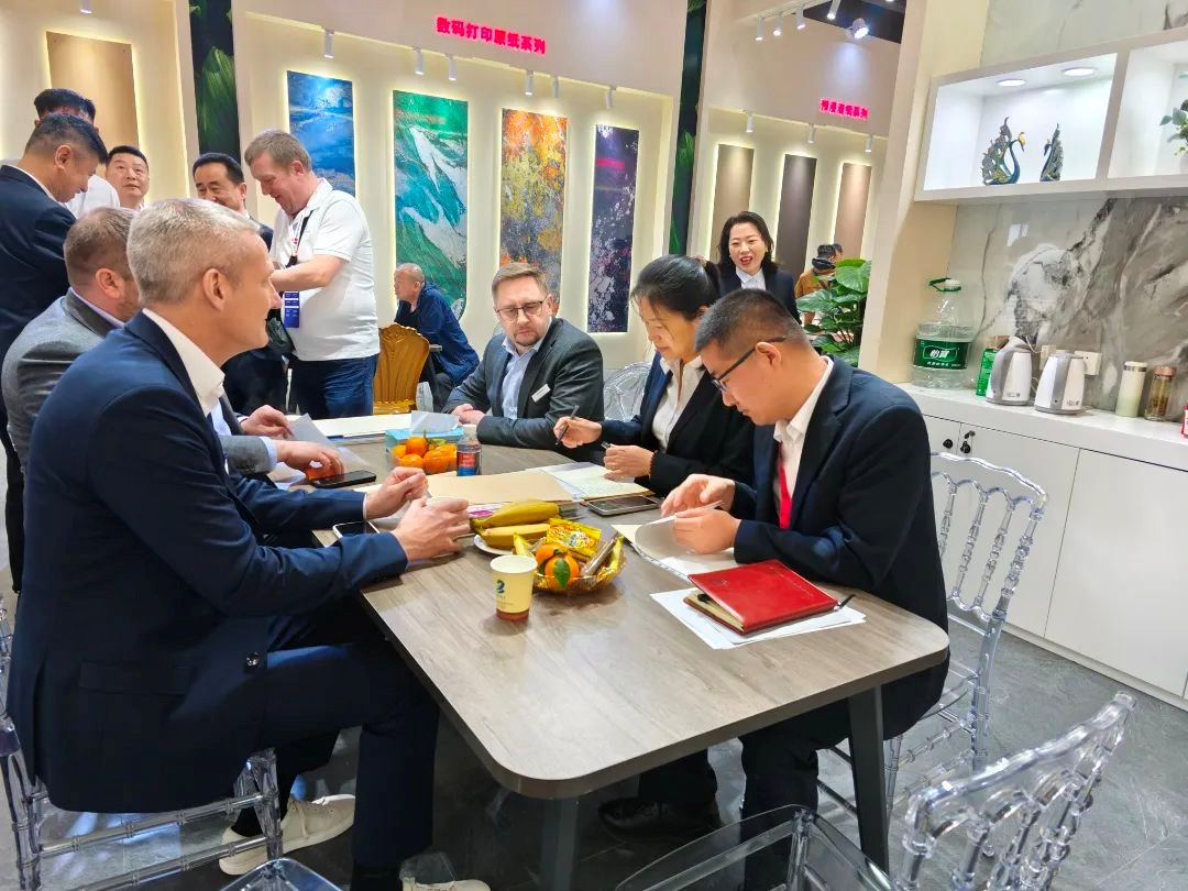 展会现场，齐峰新材工作人员与国际客户交流