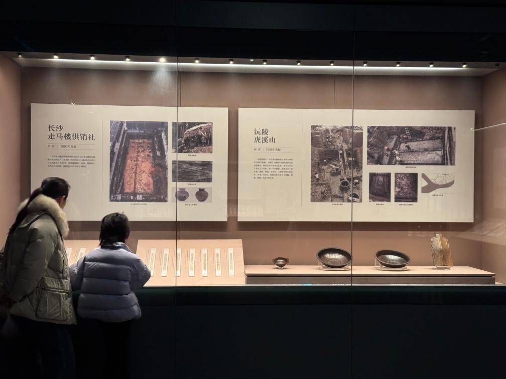 觀眾在長沙簡牘博物館參觀。新華社記者 張格 攝