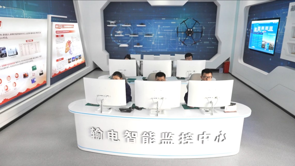 国网福州供电公司运维人员运用立体山火全景监测和预警处置系统开展输电线路通道轮巡