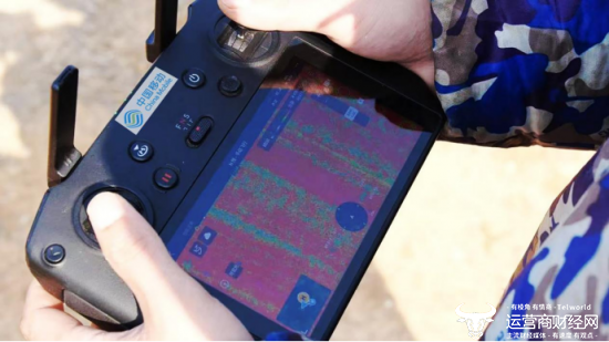 (在襄阳南漳,“新农人”胡家保通过操控无人机,精准开展田间作业)