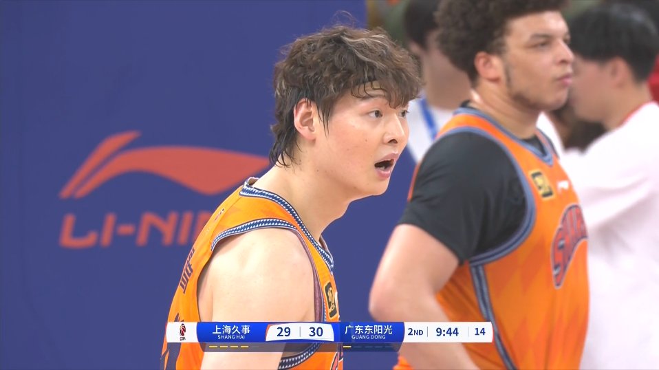 王少杰和王哲林连续纠缠 王哲林绊倒王少杰被吹违体！