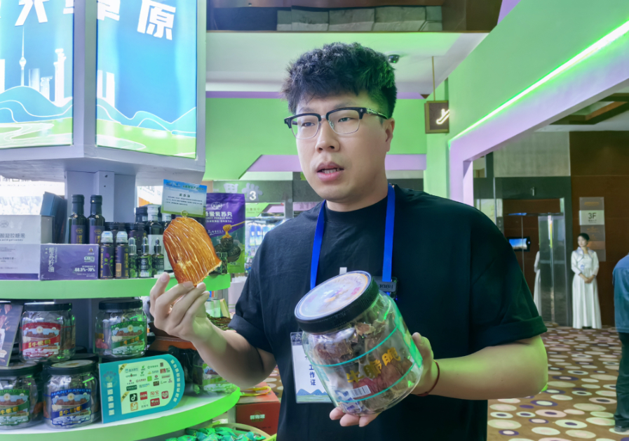 呼倫巴爾市一家企業負責人介紹牛肉乾創新產品「牛脆脆」。新華網 郝芳芳 攝