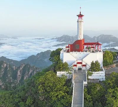 远眺狼牙山五勇士纪念塔。易县狼牙山景区管委会供图