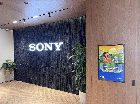 索尼直营店活动海报张贴