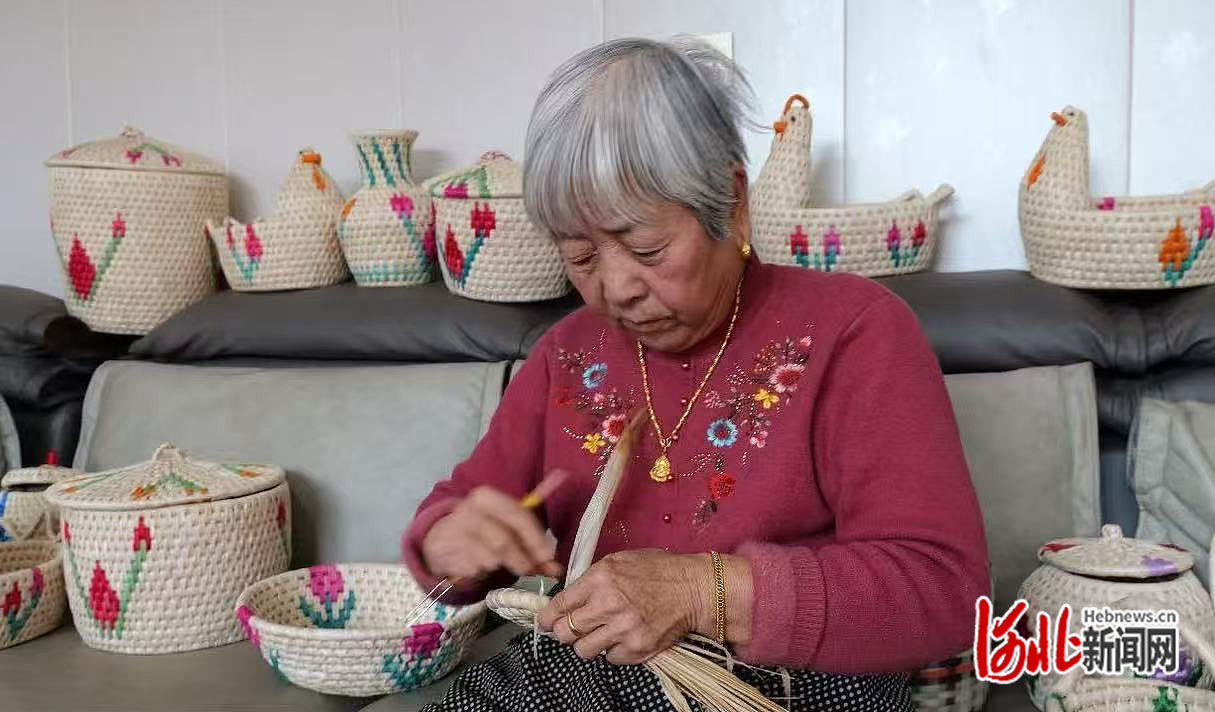 杨金霞在编制花篮 供图/沧州晚报