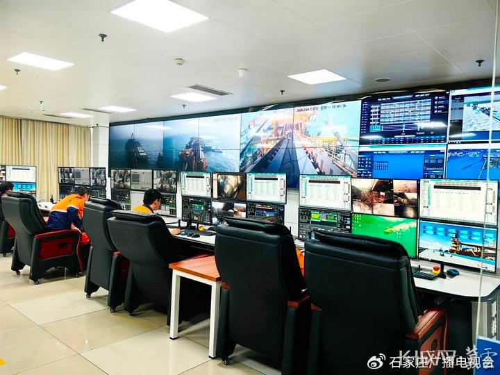 在秦港股份集控中心,工人输入相关作业指令,即可实现生产流程的一体化运行。长城网·冀云客户端记者 郭政 摄